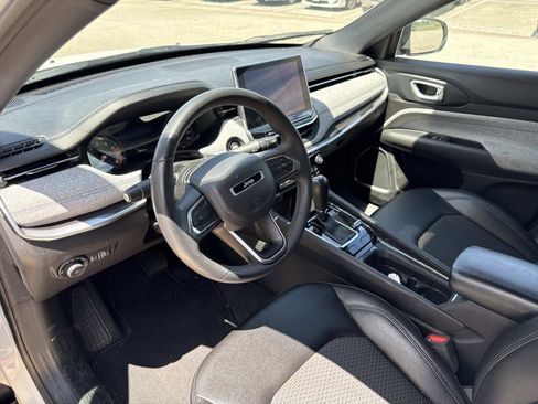 Used 2024 Jeep Compass Latitude AWD/4WD image 4