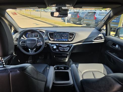 Used 2025 Chrysler Pacifica Select FWD image 9