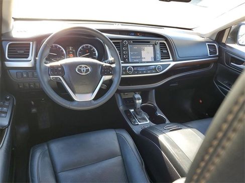 Used 2016 Toyota Highlander Limited image 10