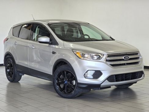 Used 2019 Ford Escape SE image 2