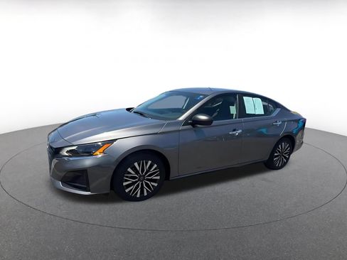Used 2025 Nissan Altima 2.5 SV FWD image 8