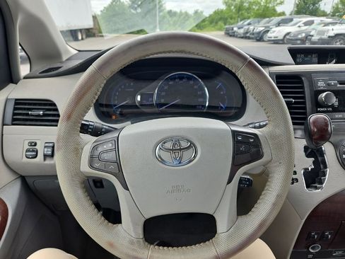 Used 2011 Toyota Sienna XLE w/ Entertainment Pkg FWD image 18