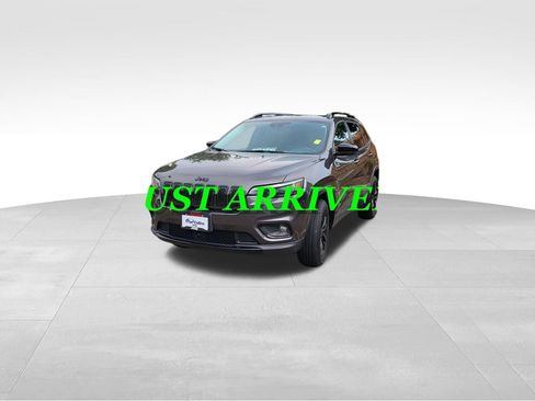 Used 2023 Jeep Cherokee Altitude Lux AWD/4WD image 3