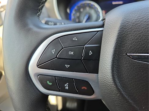 Used 2024 Chrysler Pacifica Touring-L FWD image 21