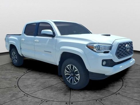 Used 2020 Toyota Tacoma TRD Sport w/ Technology Package AWD/4WD image 3