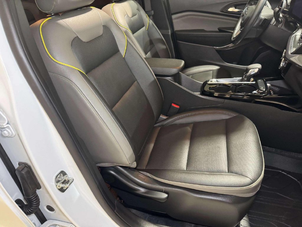 Used 2025 Chevrolet Trax ACTIV w/ Sunroof Package FWD image 28