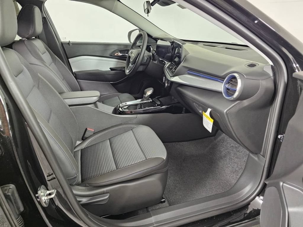 Used 2026 Chevrolet Trax LT w/ LT Convenience Package FWD image 11