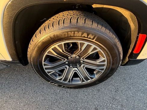 Certified 2024 Jeep Wagoneer L Series II w/ Flexible Seating Group image 15