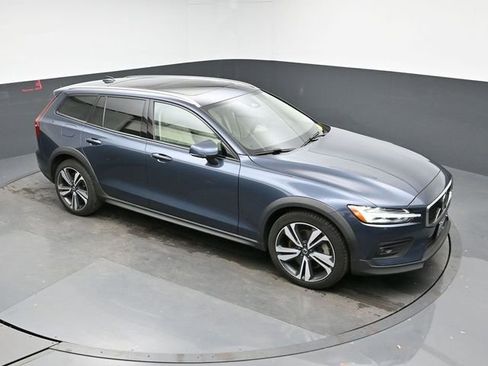 Used 2023 Volvo V60 B5 Cross Country Plus image 17