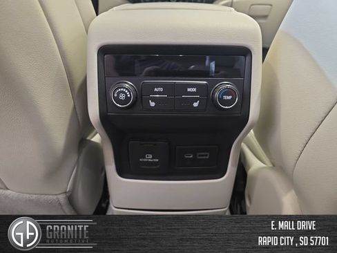 Used 2023 GMC Acadia Denali w/ Denali Technology Package AWD/4WD image 39