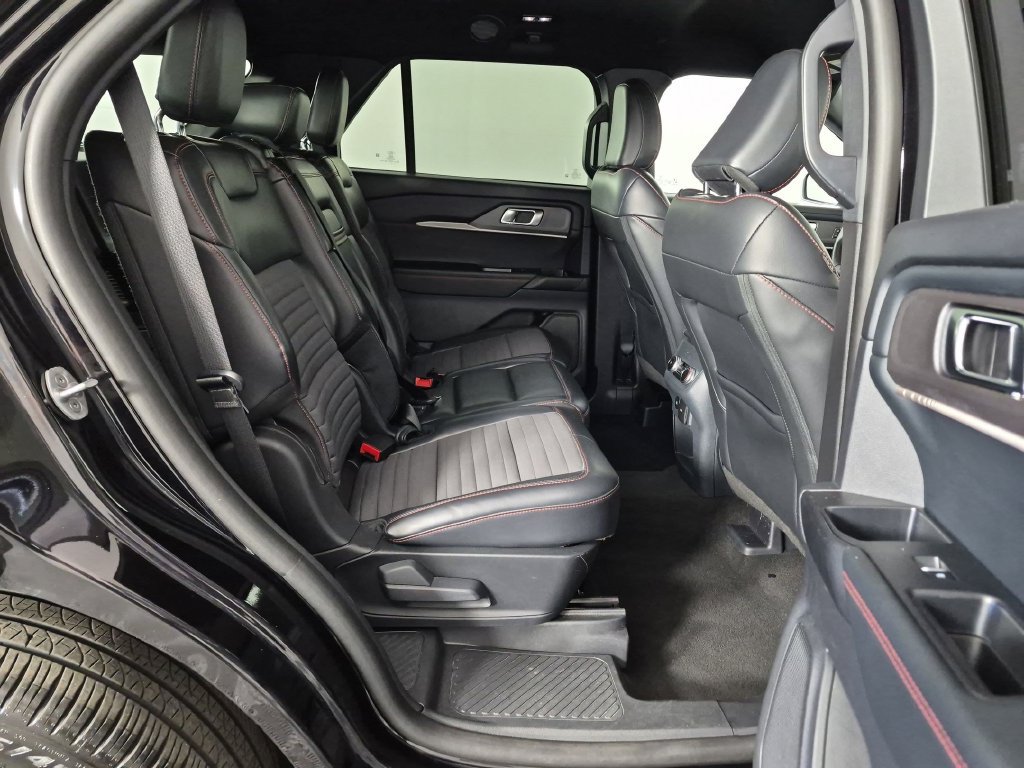 Used 2025 Ford Explorer ST-Line w/ ST-Line Street Pack AWD/4WD image 33