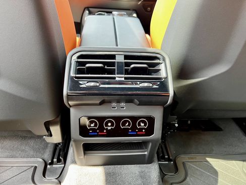 Used 2025 BMW M5 Base AWD 4dr Sedan w/ Executive Package image 38