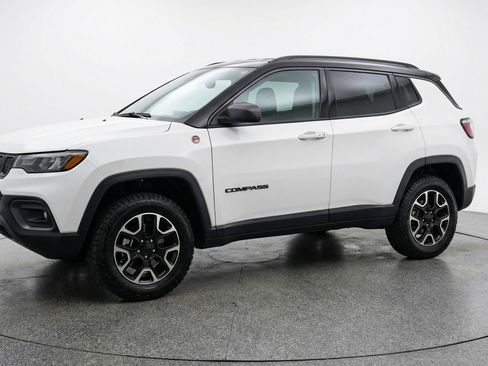 Used 2025 Jeep Compass Trailhawk AWD/4WD image 3