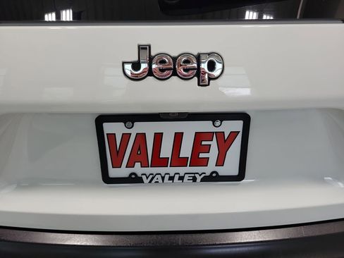 Used 2019 Jeep Cherokee Limited image 9