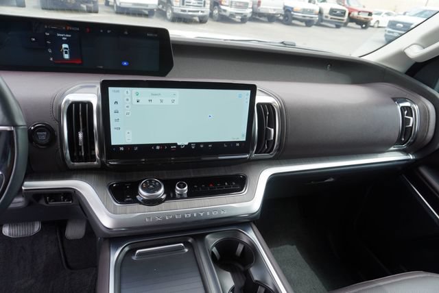 Used 2025 Ford Expedition Max Platinum w/ Platinum Ultimate Package AWD/4WD image 34