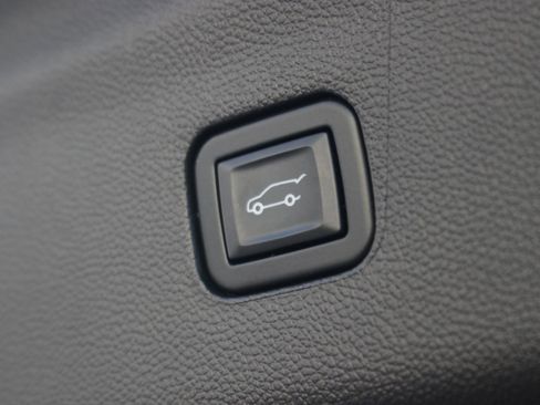 Used 2023 Buick Enclave Essence image 11