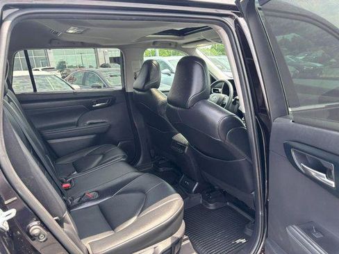 Certified 2021 Toyota Highlander XLE AWD/4WD image 11