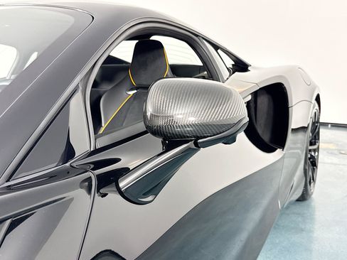 Used 2023 McLaren Artura RWD image 2