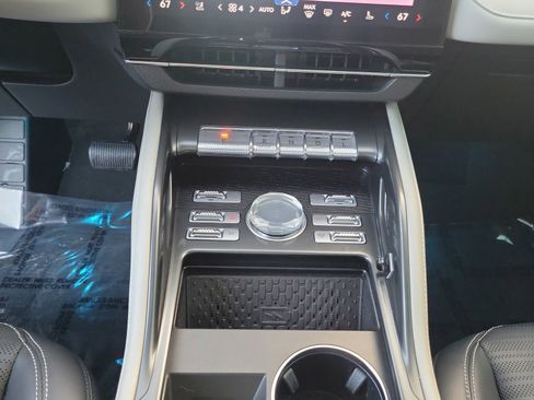 Used 2025 Lincoln Nautilus Reserve image 22