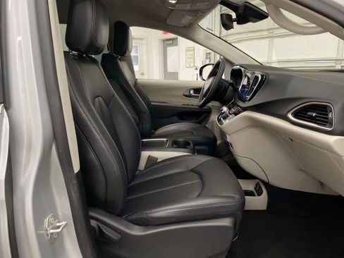 Used 2024 Chrysler Pacifica Touring-L image 18