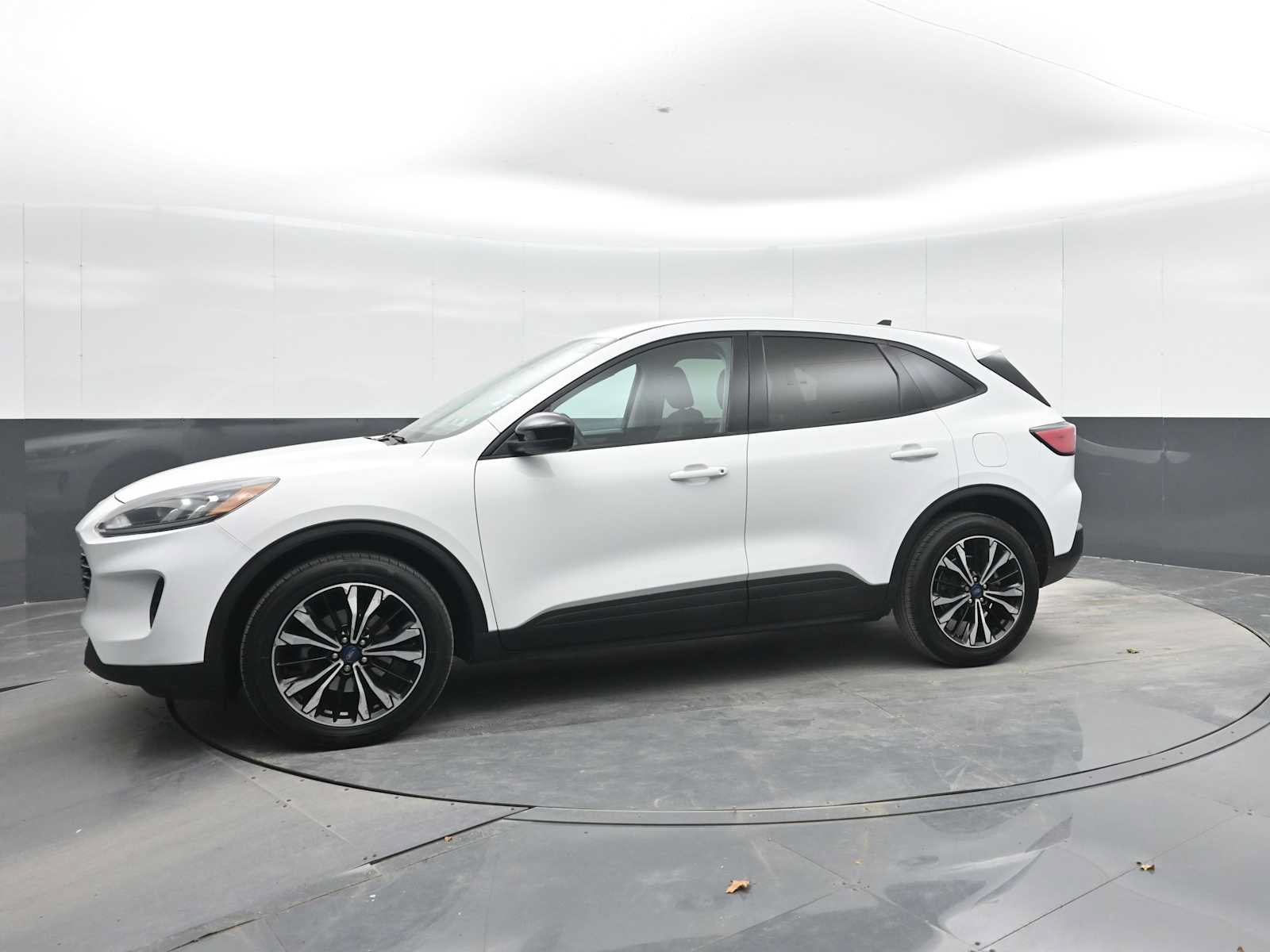 Used 2021 Ford Escape SE w/ SE Sport Appearance Package AWD/4WD image 4