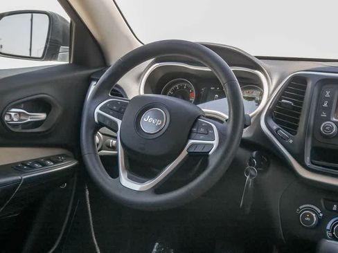 Used 2016 Jeep Cherokee Sport FWD image 14
