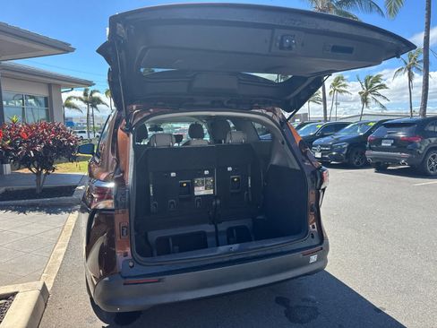 Used 2023 Toyota Sienna LE FWD image 4
