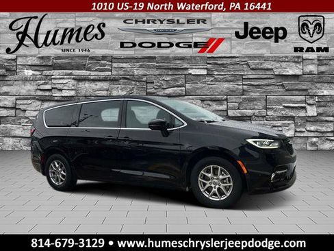 Used 2024 Chrysler Pacifica Touring image 2