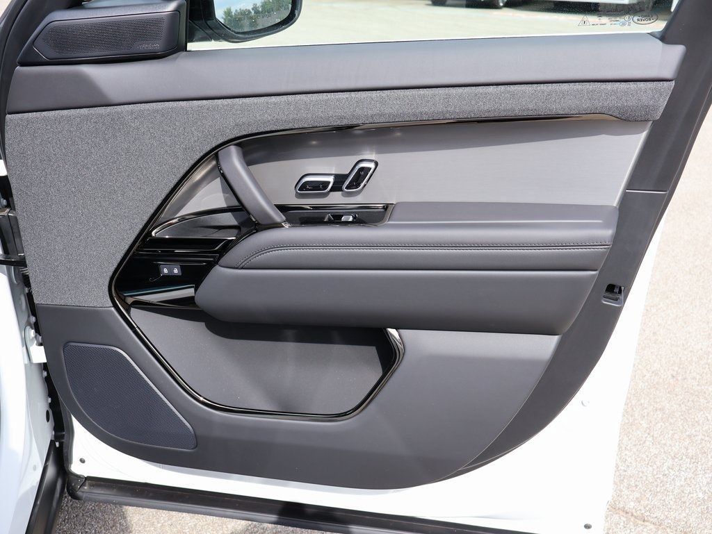 New 2025 Land Rover Range Rover Sport Dynamic SE AWD/4WD image 13