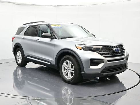 Certified 2022 Ford Explorer XLT image 3