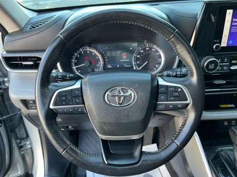 Used 2023 Toyota Highlander XLE FWD image 18