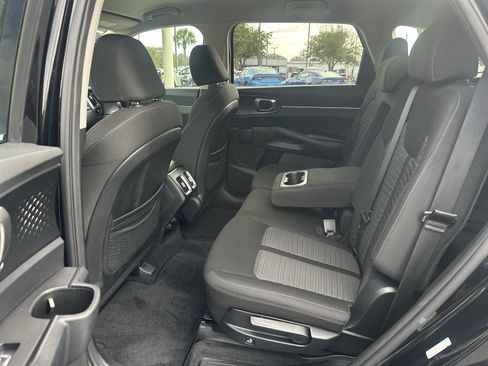 Used 2023 Kia Sorento LX image 31
