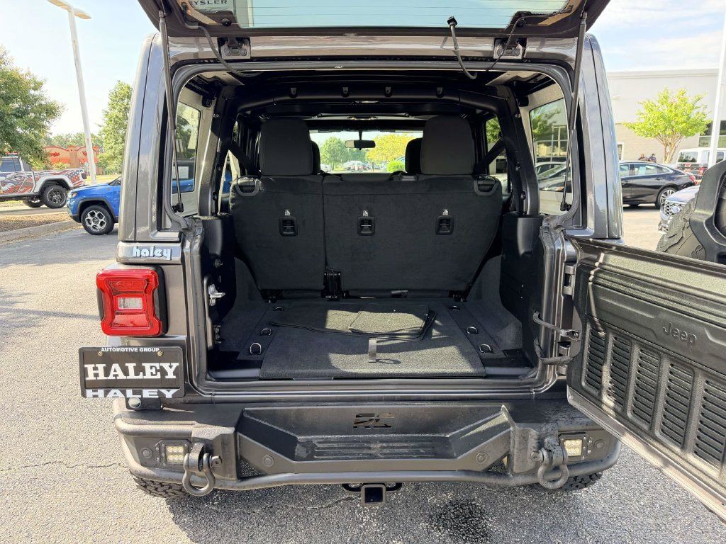 Used 2019 Jeep Wrangler Unlimited Rubicon w/ LED Lighting Group AWD/4WD image 11