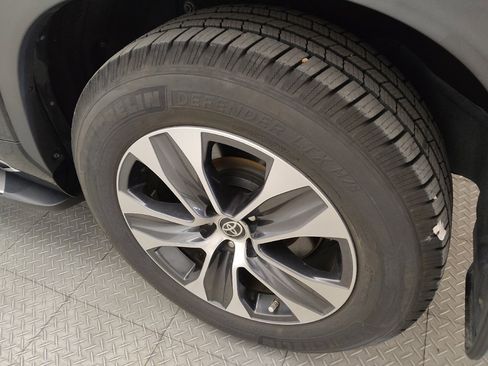 Used 2021 Toyota Highlander XLE FWD image 30
