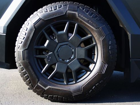 Used 2024 Tesla Cybertruck AWD Crew Cab image 48