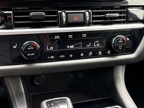 Used 2025 Nissan Pathfinder SV image 27