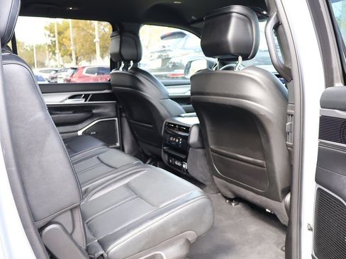 Used 2025 Jeep Wagoneer L Series II w/ 8-pass Seating Package image 37