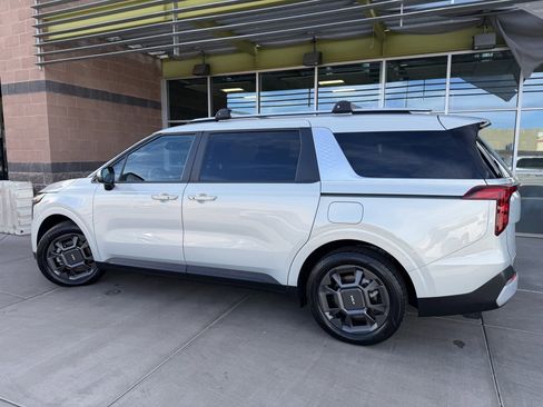 Used 2025 Kia Carnival EX image 5