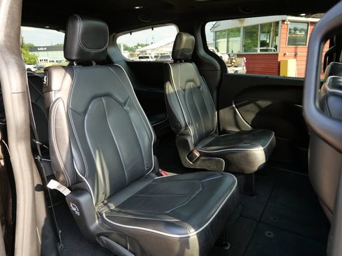 Used 2025 Chrysler Pacifica Limited FWD image 14