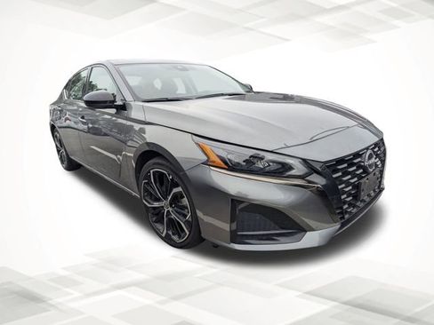 Used 2024 Nissan Altima 2.5 SR image 2