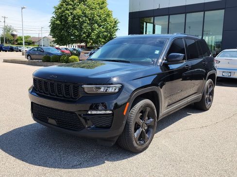 Used 2023 Jeep Grand Cherokee Limited w/ Black Appearance Package AWD/4WD image 3