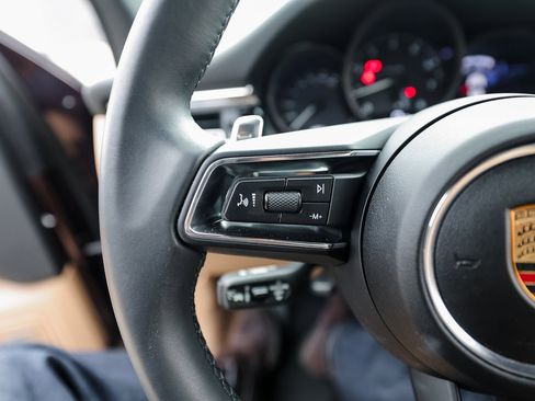 Certified 2025 Porsche Macan image 17