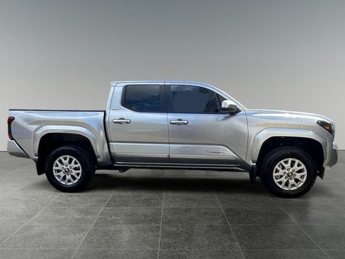 Used 2025 Toyota Tacoma SR5 AWD/4WD image 10