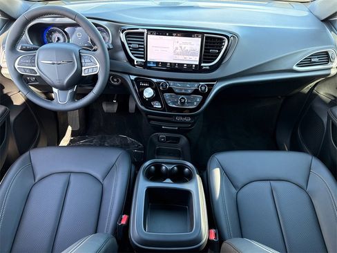 New 2025 Chrysler Voyager LX image 21