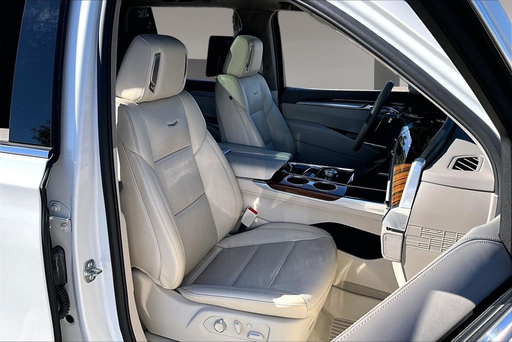 Certified 2025 Cadillac Escalade Premium Luxury Platinum w/ LPO, Floor Liner Package AWD/4WD image 7