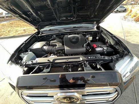 Used 2018 Toyota Tacoma Limited image 29