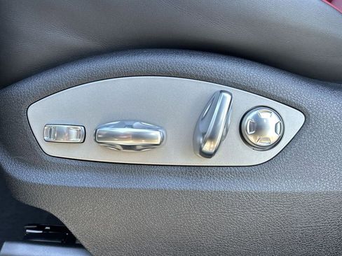 Certified 2025 Porsche Macan image 8