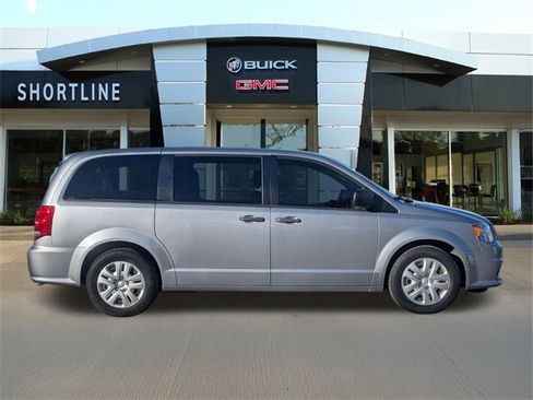 Used 2020 Dodge Grand Caravan SE image 2