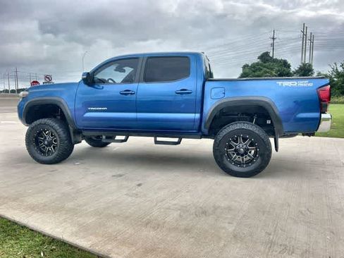 Used 2018 Toyota Tacoma TRD Off-Road RWD image 4