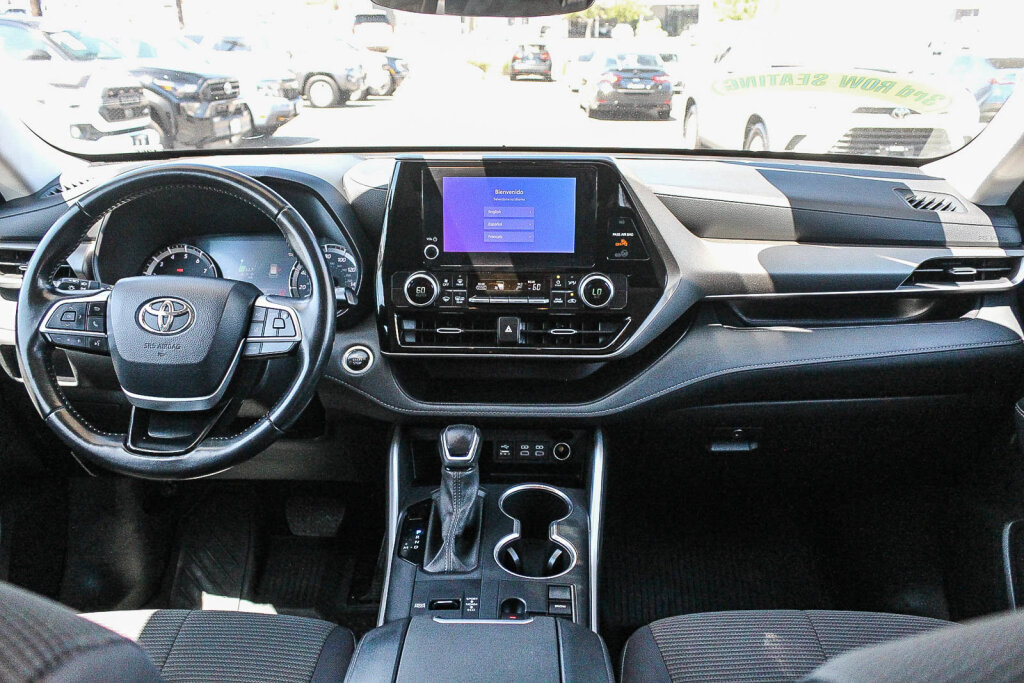 Used 2025 Toyota Highlander LE FWD image 2